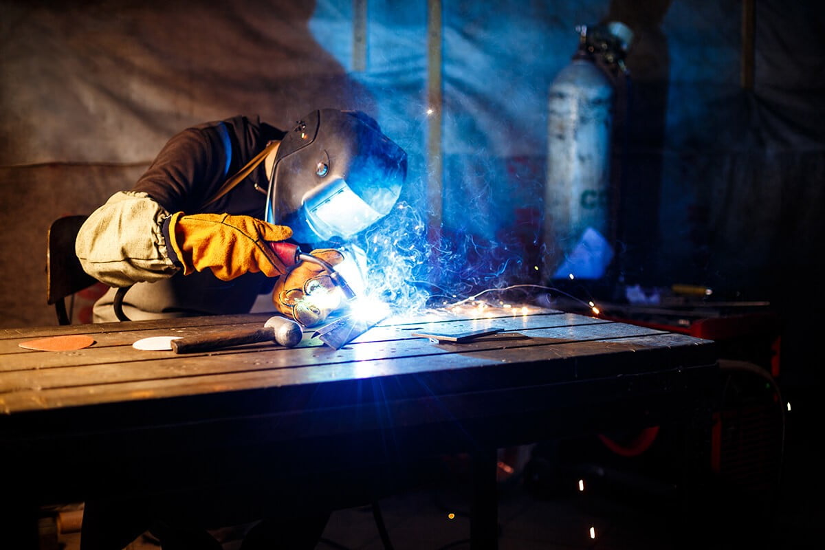 cutting-metal-with-plasma-equipment-plant (1)